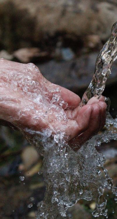 Kalkfreies Trinkwasser fliesst über Hand