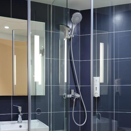 glänzende Dusche: Lohnen sich die Kosten einer Einfamilienhaus-Enthärtungsanlage?
