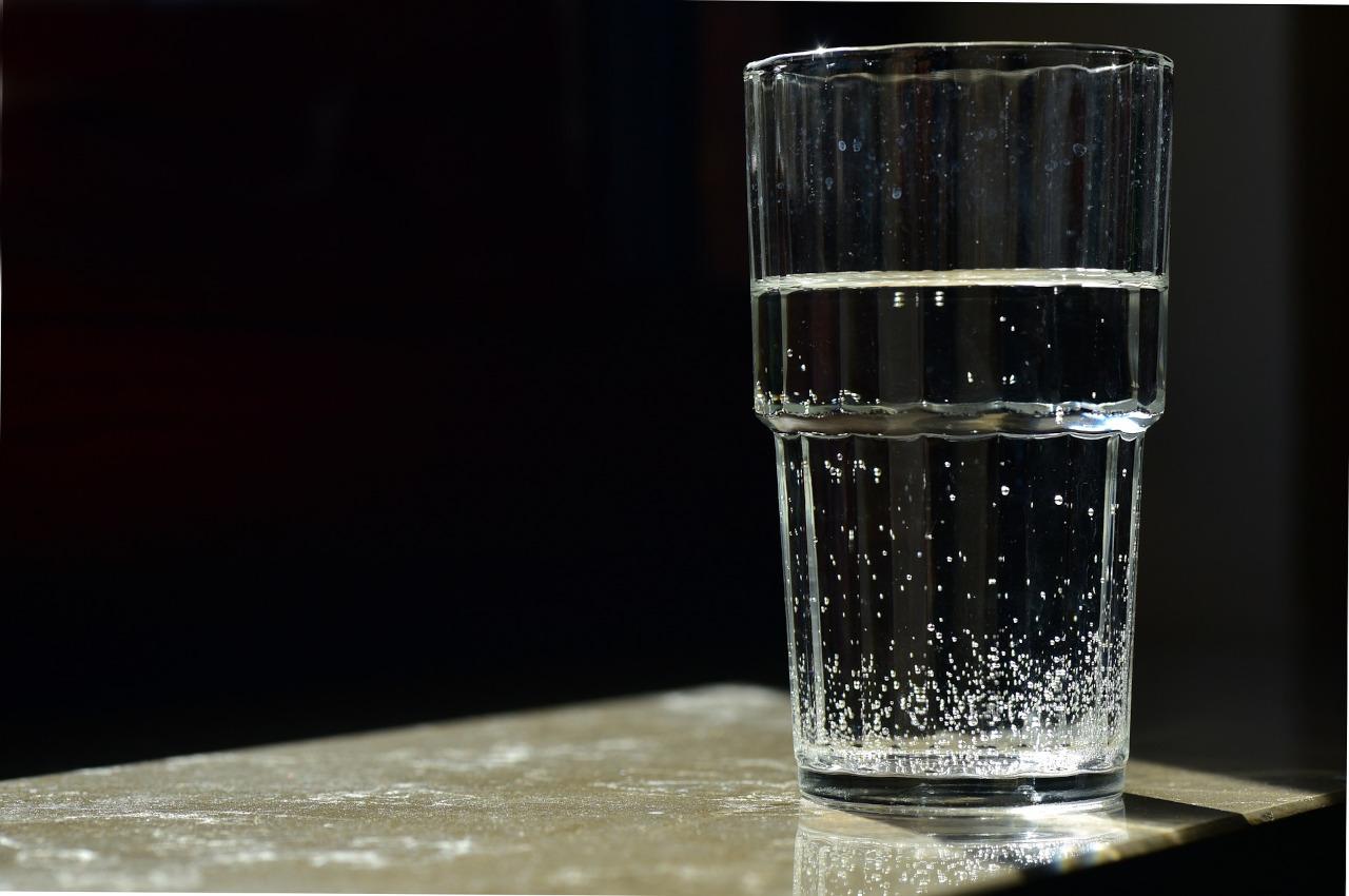 Glas Wasser mit leichten Kalkablagerungen