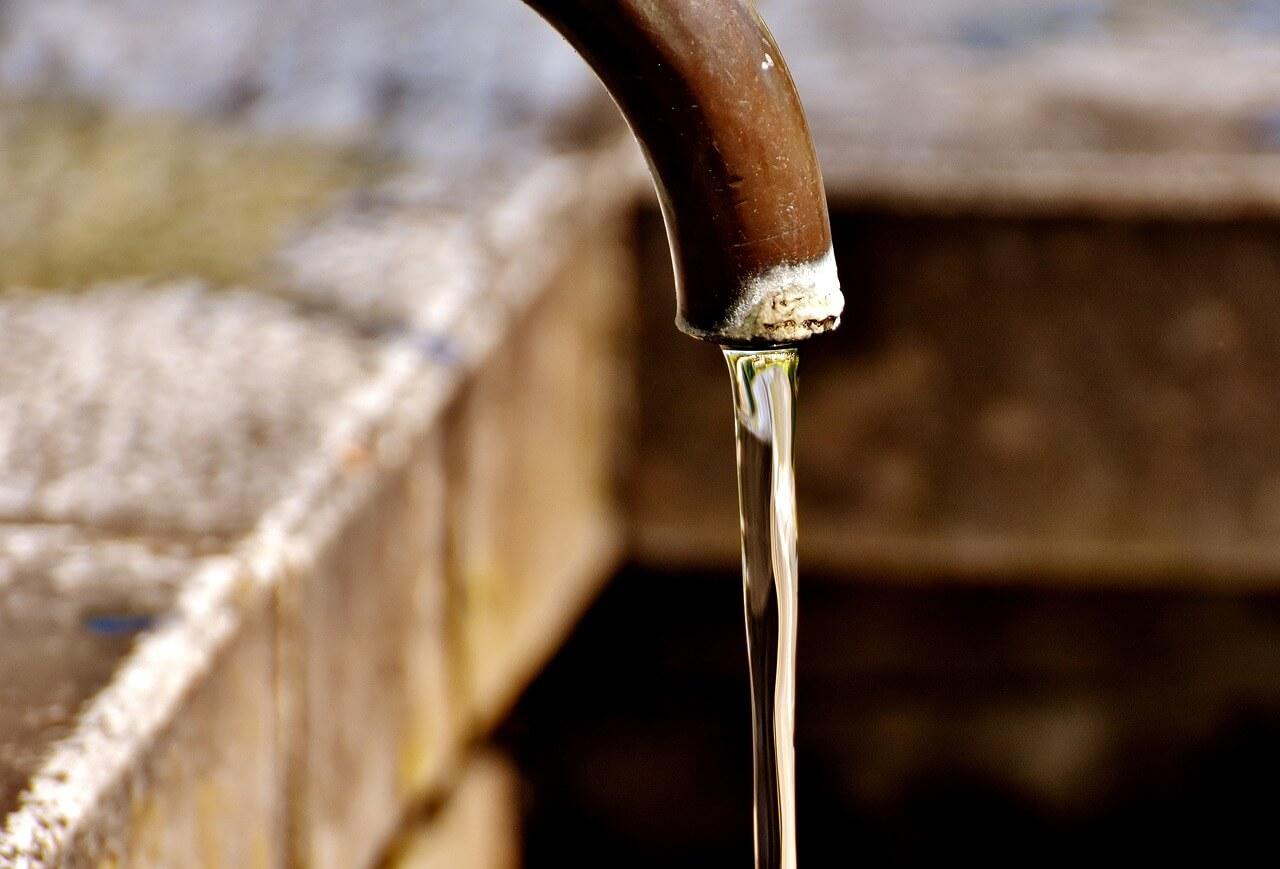 Wasserhahn mit Kalkablagerung